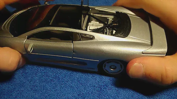 Ягуар xj220 в масштабе 1/24 maisto